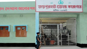 কারাগার থেকে আলিম পরীক্ষা দিচ্ছেন এক শিক্ষার্থী 