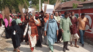 আটক কর্মী ছাড়াতে রাতভর থানা ঘেরাও, ভাইস চেয়ারম্যানের নেতৃত্বে ঝাড়ুমিছিল