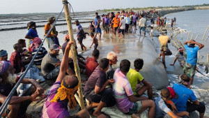 ঘূর্ণিঝড়ের ৬ দিন পর অবশেষে ২ বাঁধ মেরামত 
