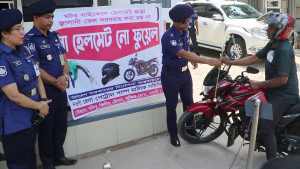 হেলমেট ছাড়া মিলবে না মোটরসাইকেলের তেল
