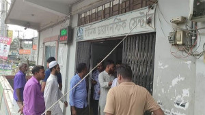 অস্ত্রোপচার করে পিয়ন, রোগীর মৃত্যু