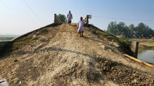 সংযোগ সড়কে মাটি নেই, ঝুঁকি নিয়ে চলাচল