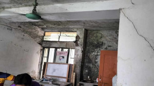ঝুঁকিপূর্ণ ভবনে বসবাস, চলছে দাপ্তরিক কাজও