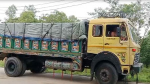 ট্রাকচাপায় প্রাণ গেল পুলিশ সদস্যের