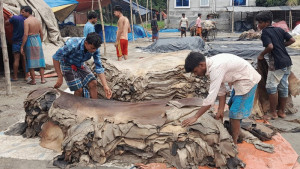 সেই পুরোনো ধারায় চামড়ার বাজার