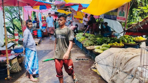 চারদিকে থৈ থৈ পানি, সেতুর ওপর বাজার