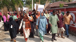 আটক কর্মী ছাড়াতে রাতভর থানা ঘেরাও