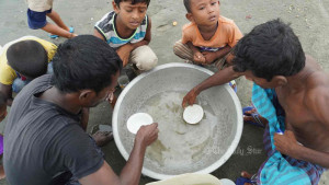 বাঁশখালীর সাগরে অবাধে চিংড়ি পোনা শিকার