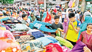 ক্রেতা টানতে ছাড়, বিক্রি বেশি শিশুদের পোশাক