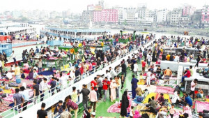 নৌপথে ভিড় বাড়লেও যাত্রায় স্বস্তি