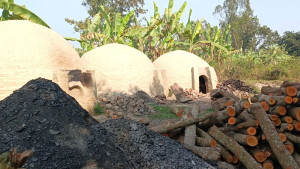 কয়লা কারখানার ধোঁয়ায় দূষিত পরিবেশ