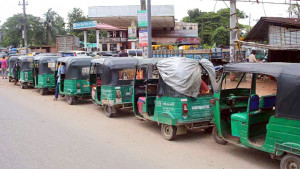 সিএনজি স্টেশনে গাড়ির দীর্ঘ সারি