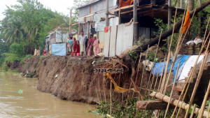 তীব্র হচ্ছে ভাঙন, আতঙ্কে গ্রামবাসী