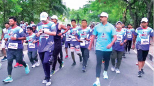 যুবা-বৃদ্ধের সঙ্গে দৌড়ে শামিল বিদেশিও