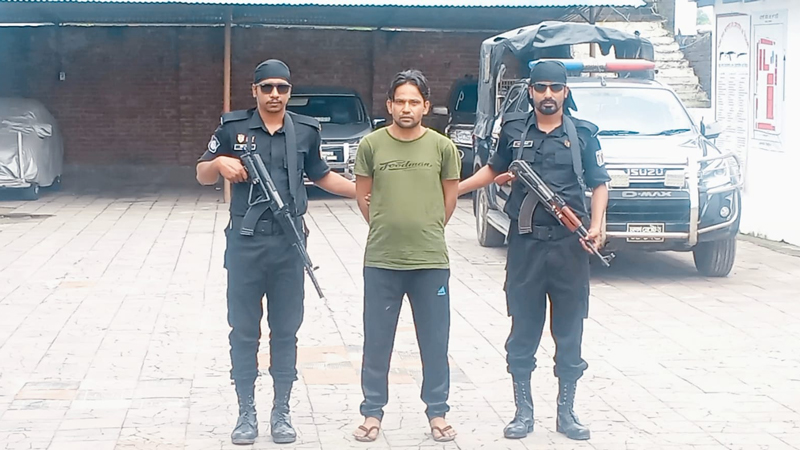 রোহিঙ্গা ক্যাম্প থেকে রাইফেলসহ আরসার গান কমান্ডার গ্রেপ্তার রোহিঙ্গা ক্যাম্প থেকে রাইফেলসহ আরসার গান কমান্ডার গ্রেপ্তার