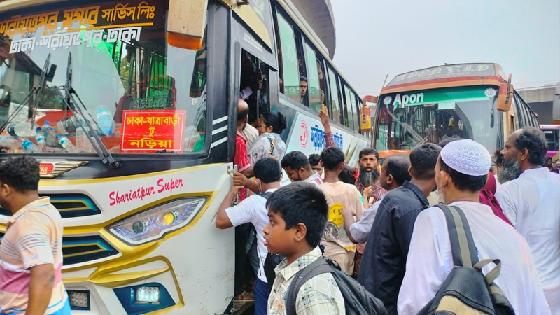 আজও রাজধানী ছাড়ছে মানুষ আজও রাজধানী ছাড়ছে মানুষ