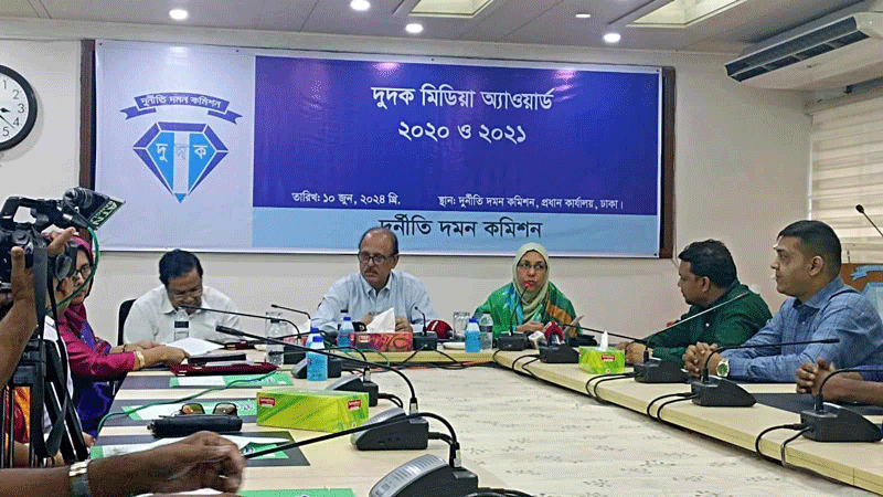 মন্ত্রণালয়গুলো যেন দুর্নীতির ব্যারেজ খুলে রেখেছে: দুদক চেয়ারম্যান মন্ত্রণালয়গুলো যেন দুর্নীতির ব্যারেজ খুলে রেখেছে: দুদক চেয়ারম্যান