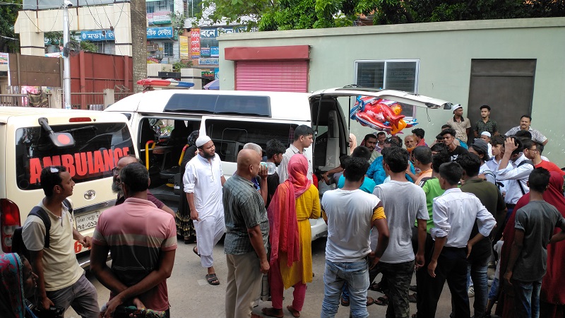বহিরাগতদের ছুরিকাঘাতে আহত ৩ শিক্ষার্থী বহিরাগতদের ছুরিকাঘাতে আহত ৩ শিক্ষার্থী