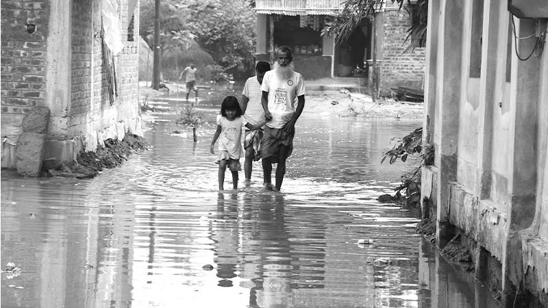 পানি নিষ্কাশনের পথ বন্ধ, জলাবদ্ধতার কবলে পাঁচ গ্রামের মানুষ পানি নিষ্কাশনের পথ বন্ধ, জলাবদ্ধতার কবলে পাঁচ গ্রামের মানুষ