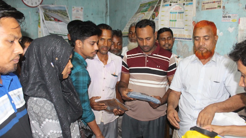সমকালের ঈদ উপহার পেয়ে খুশি পত্রিকা বিক্রেতারা সমকালের ঈদ উপহার পেয়ে খুশি পত্রিকা বিক্রেতারা
