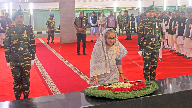 ৬ দফা দিবসে বঙ্গবন্ধুর প্রতিকৃতিতে প্রধানমন্ত্রীর শ্রদ্ধা ৬ দফা দিবসে বঙ্গবন্ধুর প্রতিকৃতিতে প্রধানমন্ত্রীর শ্রদ্ধা