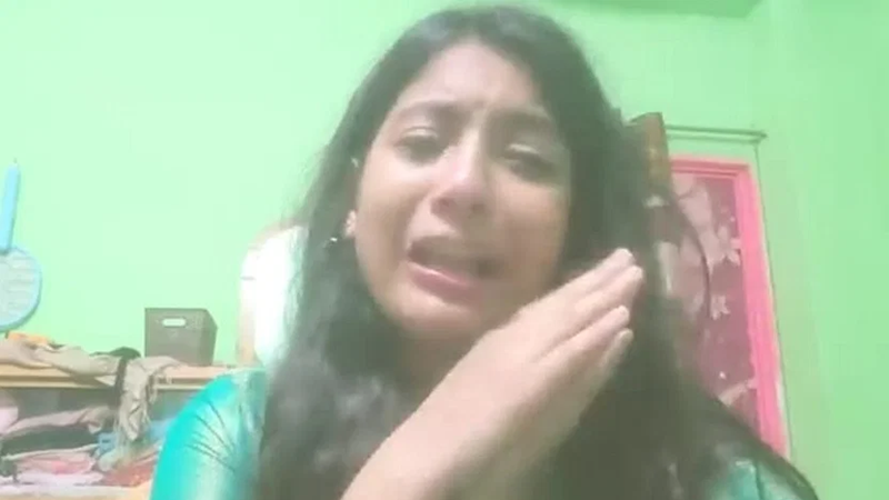 ফেসবুক লাইভে কষ্টের কথা জানিয়ে গৃহবধূর ‘আত্মহত্যা’ ফেসবুক লাইভে কষ্টের কথা জানিয়ে গৃহবধূর ‘আত্মহত্যা’