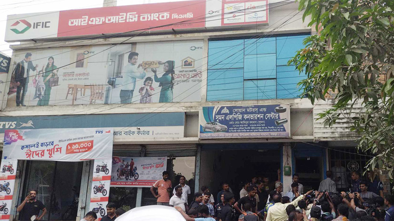 ব্যাংকের সিন্দুক কেটে ২৯ লাখ টাকা লুট ব্যাংকের সিন্দুক কেটে ২৯ লাখ টাকা লুট
