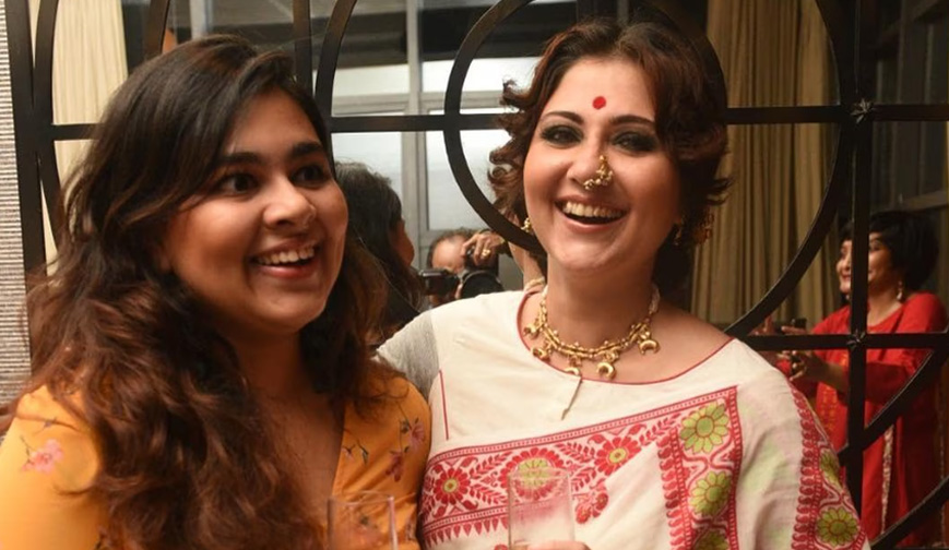 আমার মেয়ে কখন ডেটে যায় সেটাও আমি জানি: স্বস্তিকা আমার মেয়ে কখন ডেটে যায় সেটাও আমি জানি: স্বস্তিকা
