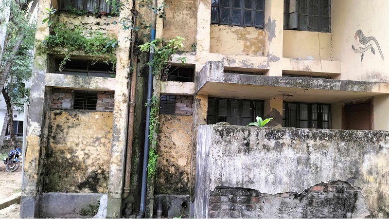 ঝুঁকিপূর্ণ ভবনে বসবাস, চলছে দাপ্তরিক কাজও ঝুঁকিপূর্ণ ভবনে বসবাস, চলছে দাপ্তরিক কাজও