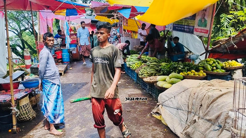 চারদিকে থৈ থৈ পানি, সেতুর ওপর বাজার চারদিকে থৈ থৈ পানি, সেতুর ওপর বাজার