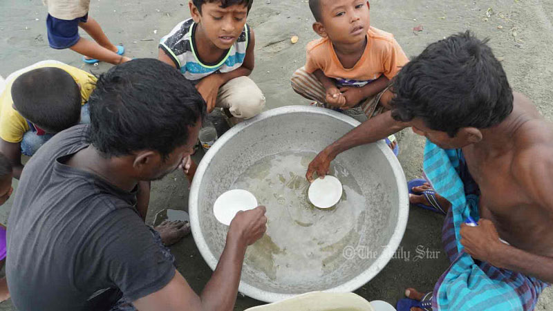 বাঁশখালীর সাগরে অবাধে চিংড়ি পোনা শিকার বাঁশখালীর সাগরে অবাধে চিংড়ি পোনা শিকার