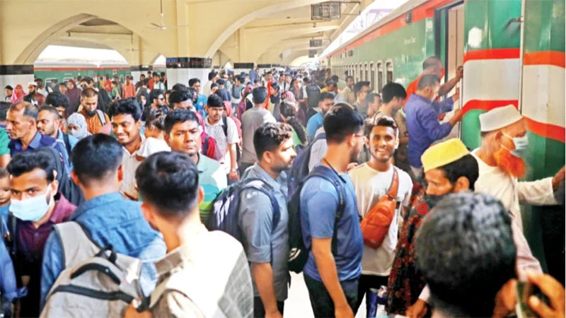 ঠিক সময়ে ছাড়ছে না ট্রেন, বৃষ্টিতে সড়কে ভোগান্তি ঠিক সময়ে ছাড়ছে না ট্রেন, বৃষ্টিতে সড়কে ভোগান্তি