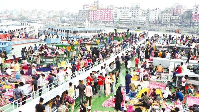নৌপথে ভিড় বাড়লেও যাত্রায় স্বস্তি নৌপথে ভিড় বাড়লেও যাত্রায় স্বস্তি