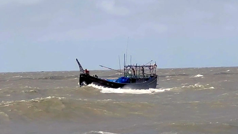 মেঘনায় বাল্কহেডের ধাক্কায় ট্রলার ডুবে নিহত ১, নিখোঁজ ৬ মেঘনায় বাল্কহেডের ধাক্কায় ট্রলার ডুবে নিহত ১, নিখোঁজ ৬