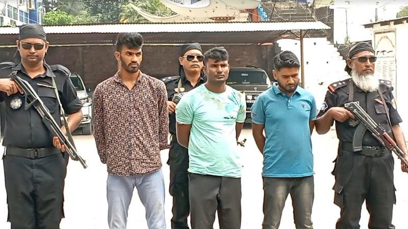‘অস্ত্রের বিনিময়ে মাদক’ চক্রের তিন সদস্যসহ গ্রেপ্তার ৪ ‘অস্ত্রের বিনিময়ে মাদক’ চক্রের তিন সদস্যসহ গ্রেপ্তার ৪