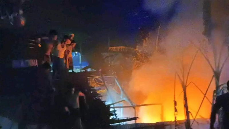 রোহিঙ্গা ক্যাম্পে চায়ের দোকানে আগুন, দগ্ধ ১ রোহিঙ্গা ক্যাম্পে চায়ের দোকানে আগুন, দগ্ধ ১
