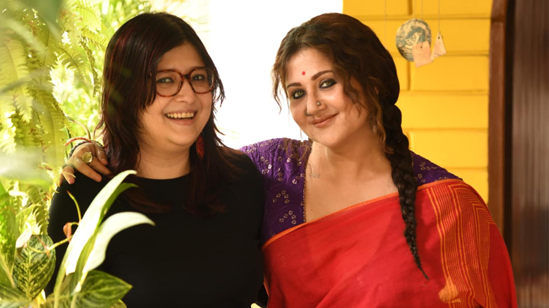 একসঙ্গে জড়িয়ে পরমব্রতর প্রাক্তন-বর্তমান একসঙ্গে জড়িয়ে পরমব্রতর প্রাক্তন-বর্তমান