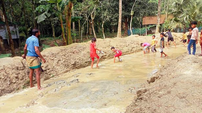 চার মাস ধরে খোঁড়া হয়েছে রাস্তা, দুর্ভোগ চার মাস ধরে খোঁড়া হয়েছে রাস্তা, দুর্ভোগ