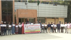 পাঁচ মাস বেতন নেই, মানববন্ধন করছেন এফডিসির কর্মচারীরা