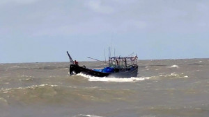 মেঘনায় বাল্কহেডের ধাক্কায় ট্রলার ডুবে নিহত ১, নিখোঁজ ৬