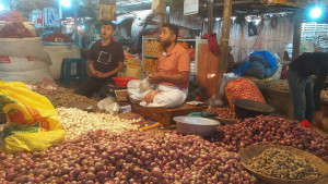 হিলিতে পেঁয়াজের দাম কমলো ১০ টাকা
