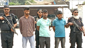 ‘অস্ত্রের বিনিময়ে মাদক’ চক্রের তিন  সদস্যসহ গ্রেপ্তার ৪