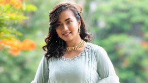 প্রথমে ফুল, পরে ফ্লাইং কিসে দৃষ্টি আকর্ষণের চেষ্টা!