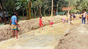 চার মাস ধরে খোঁড়া হয়েছে রাস্তা, দুর্ভোগ