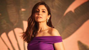 অনিশ্চয়তায় আনুশকার ‘চাকদহ এক্সপ্রেস’