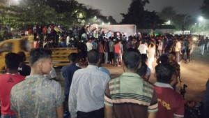 রাজধানীতে প্রাইভেটকারের ওপর উল্টে পড়ল বালুবোঝাই ট্রাক