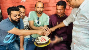 হাজতখানার বারান্দায় কেক কেটে ছাত্রদল নেতার জন্মদিন উদযাপন