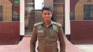 পাহাড় কাটা বন্ধ করতে গেলে বন কর্মকর্তাকে চাপা দিয়ে চলে গেল ডাম্প ট্রাক