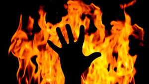 মদ্যপানে বাধা দেওয়ায় পুড়িয়ে মারলেন স্ত্রীকে