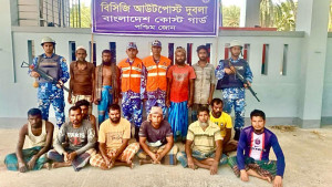 ইঞ্জিন বিকল, ফিশিং ট্রলারসহ সমুদ্রে ভাসছিলেন ১২ জেলে
